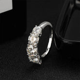 Anel Penta Brilhante com Moissanite – Ouro Branco 18k