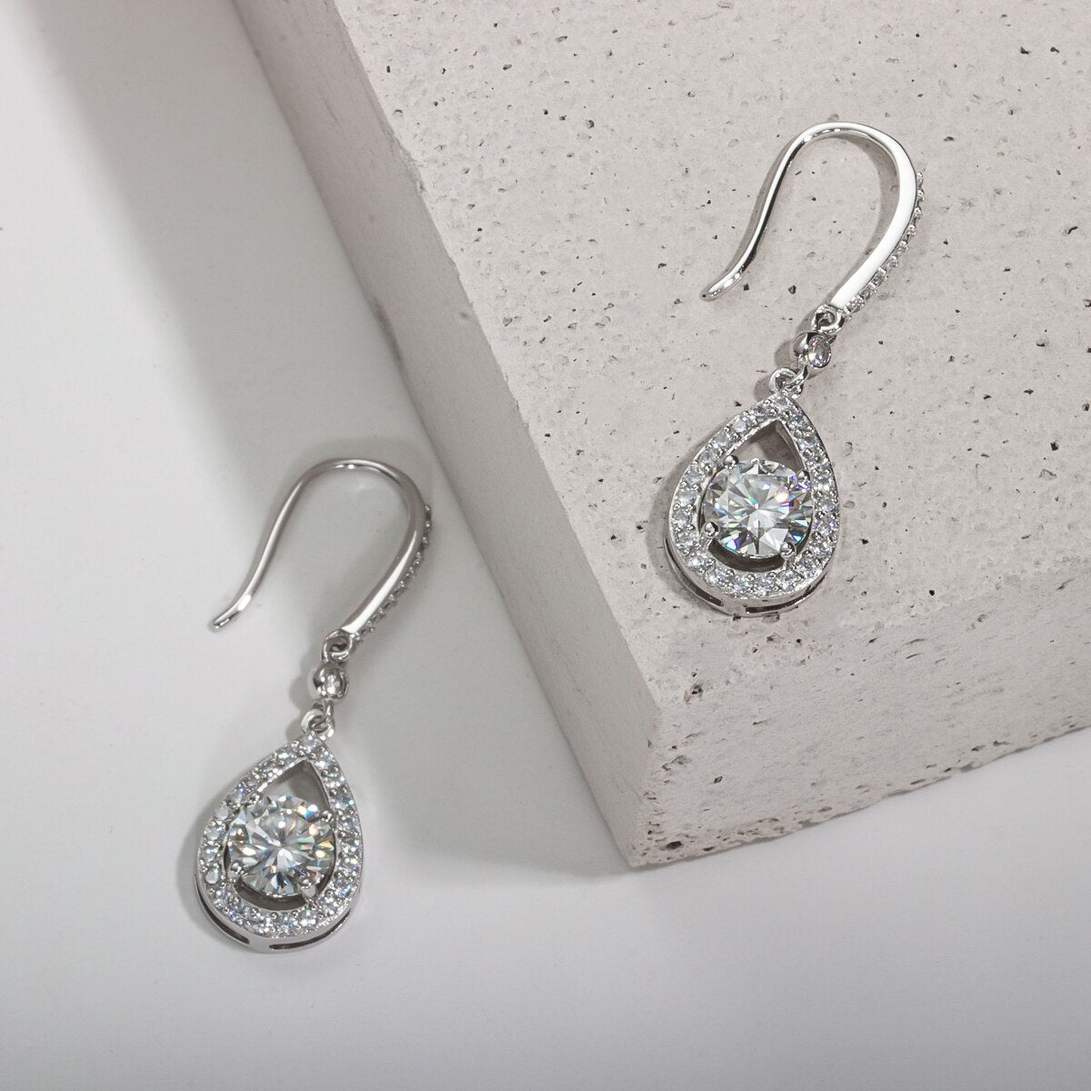 Brinco Gota Pera com Moissanite – Prata 925