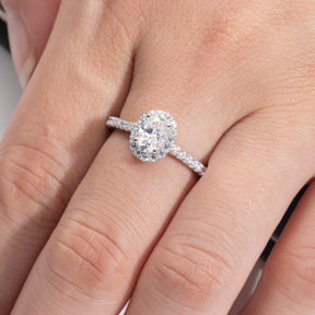 Anel Oval Halo com Moissanite – Ouro Branco 18k