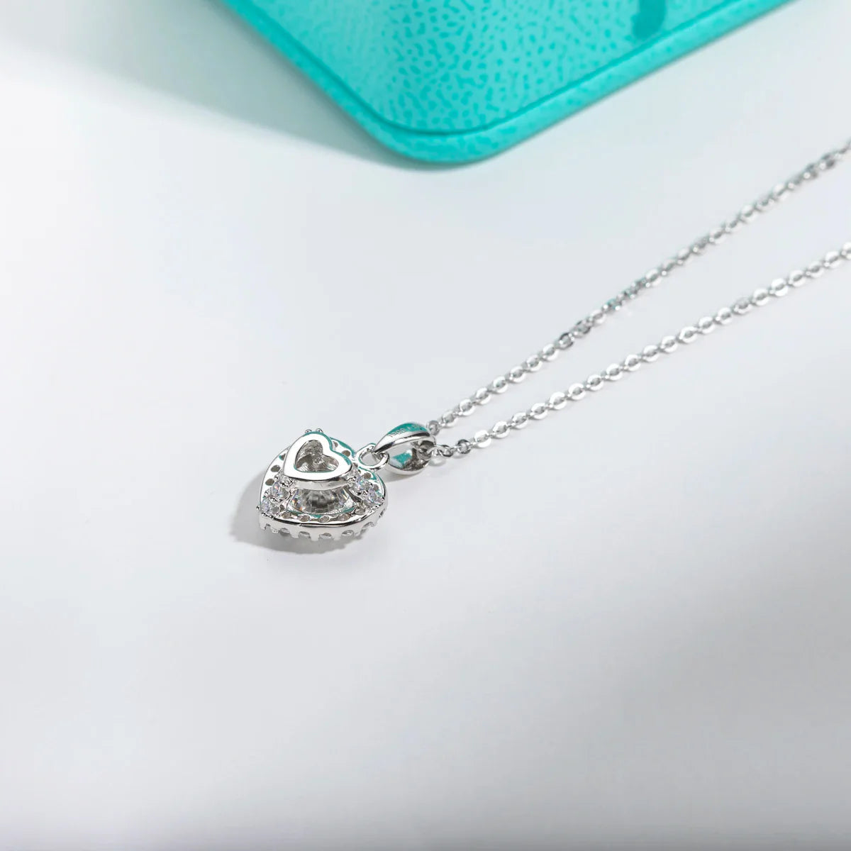 Colar Ponto de Amor com Moissanite Cravejado – Ouro Branco 18k
