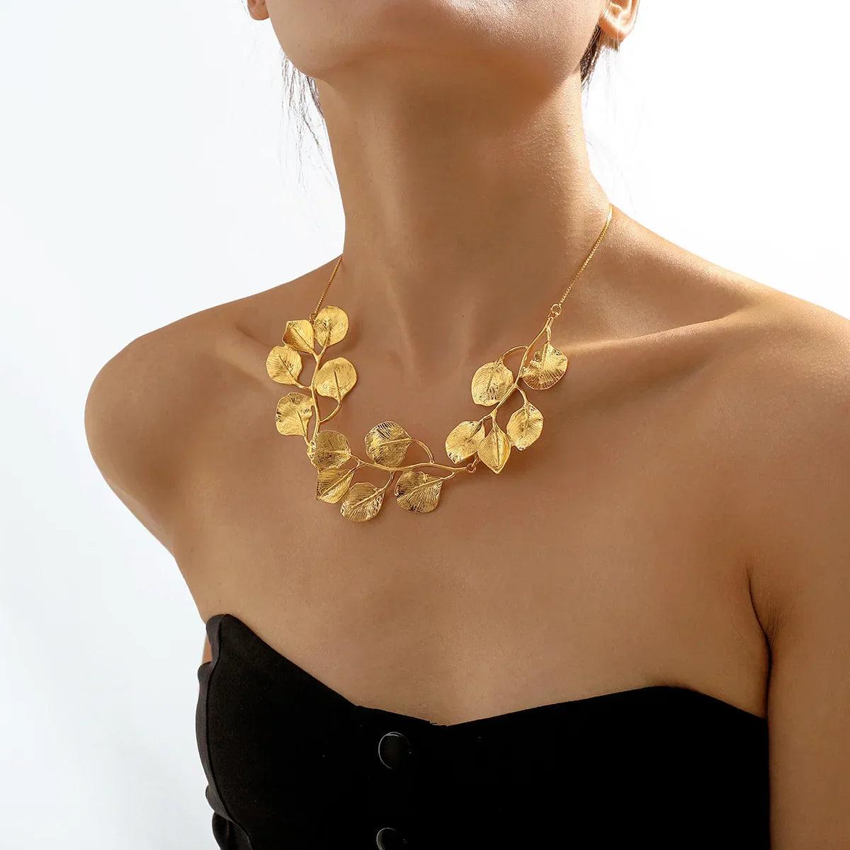 Colar Folhas Banhado a Ouro 18K