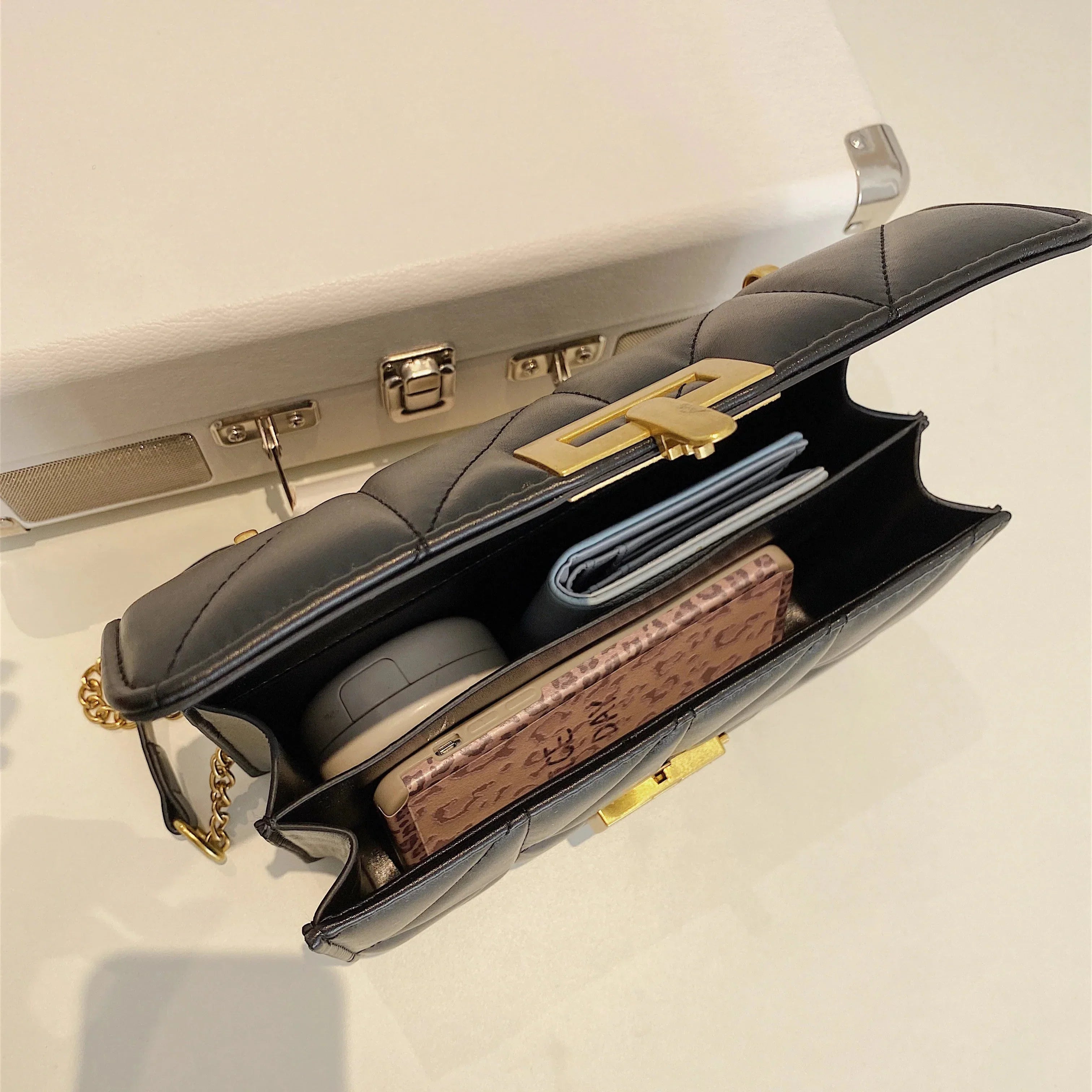 Fivela de bloqueio bordado fio PU cor sólida pequena bolsa quadrada bolsa de ombro com corrente feminina