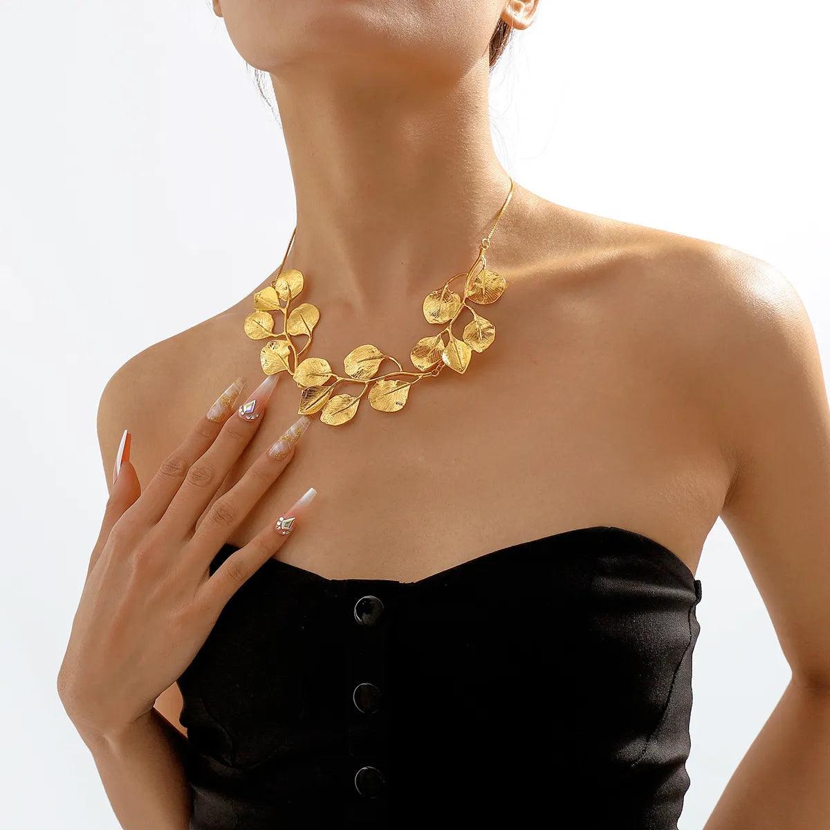 Colar Folhas Banhado a Ouro 18K