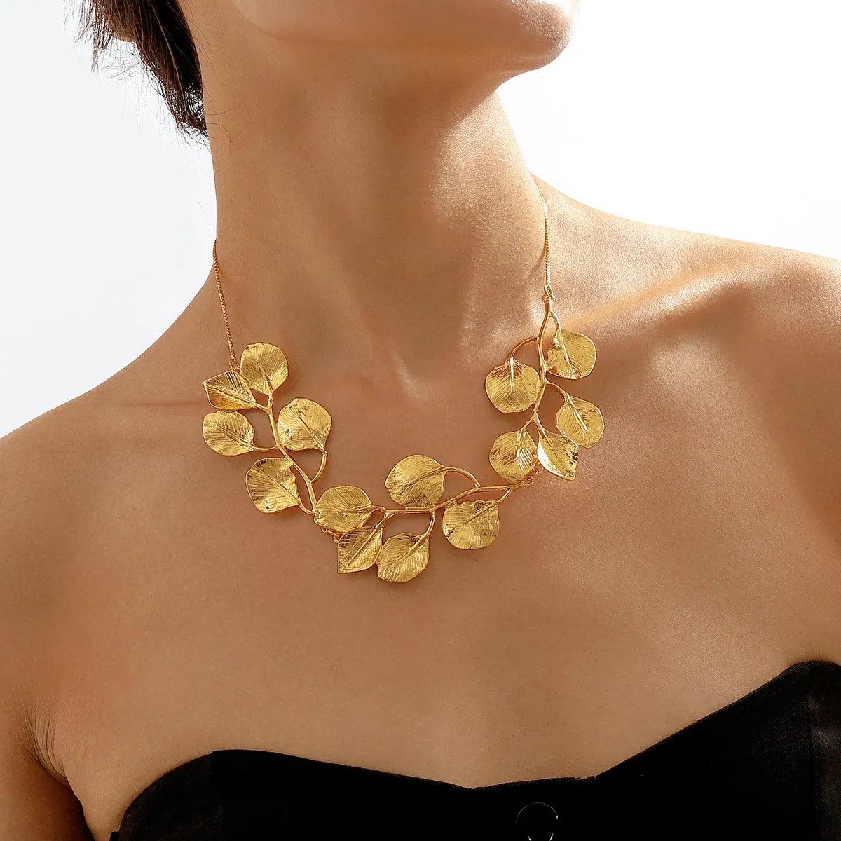 Colar Folhas Banhado a Ouro 18K