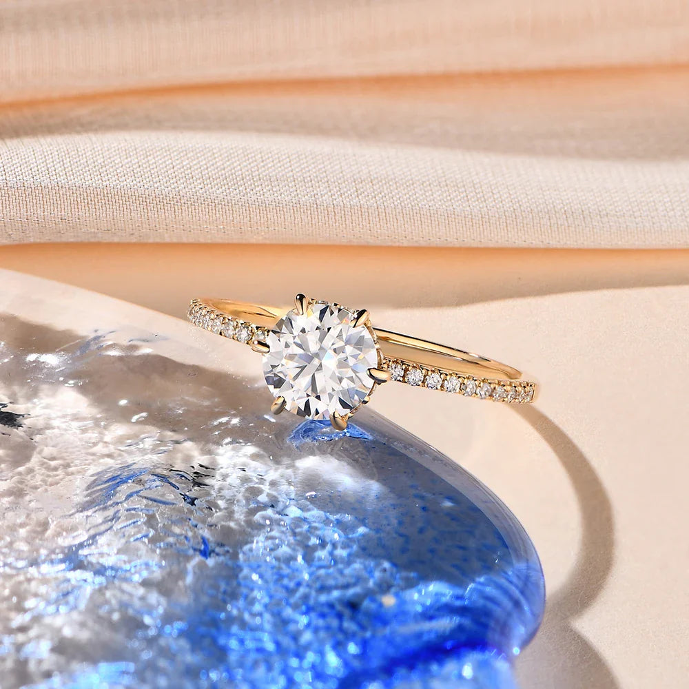 Anel Solitário Dama Cravejado com Moissanite – Ouro 18K