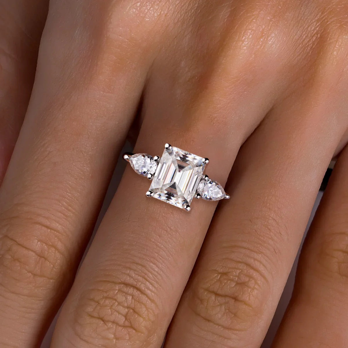 Anel Esmera Moissanite - Ouro Branco 18k