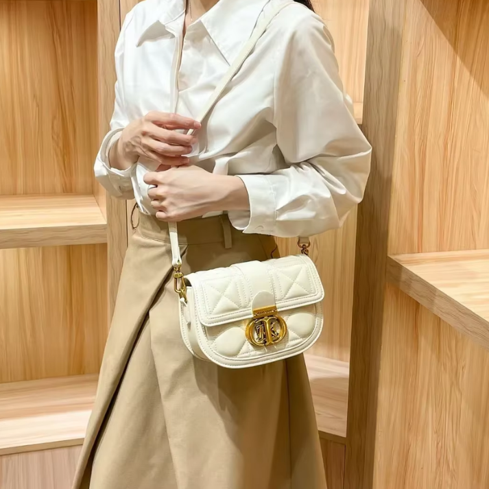 Bolsa Transversal de Couro com Alça de Corrente Dourada e Fecho Metálico Luxo - Lidu