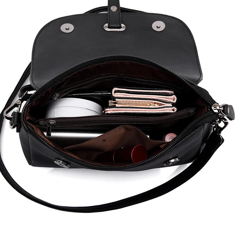 Bolsa Transversal Preta Feminina Com Fechamento de Aba e Fivela – Ideal Para Uso Diário