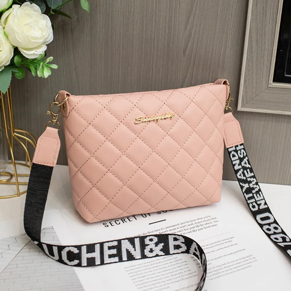 Bolsa Tiracolo Feminina de Couro com Acabamento Matelassado - Maria