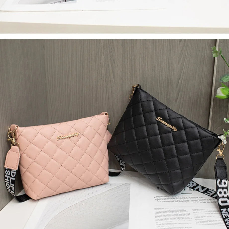 Bolsa Tiracolo Feminina de Couro com Acabamento Matelassado - Maria