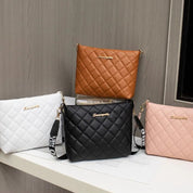 Bolsa Tiracolo Feminina de Couro com Acabamento Matelassado - Maria