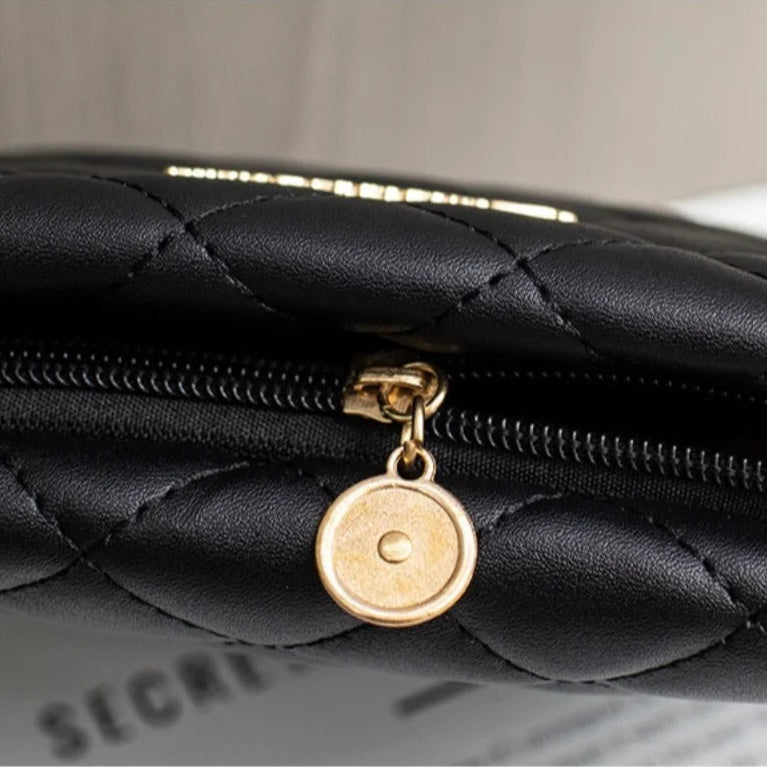 Bolsa Tiracolo Feminina de Couro com Acabamento Matelassado - Maria