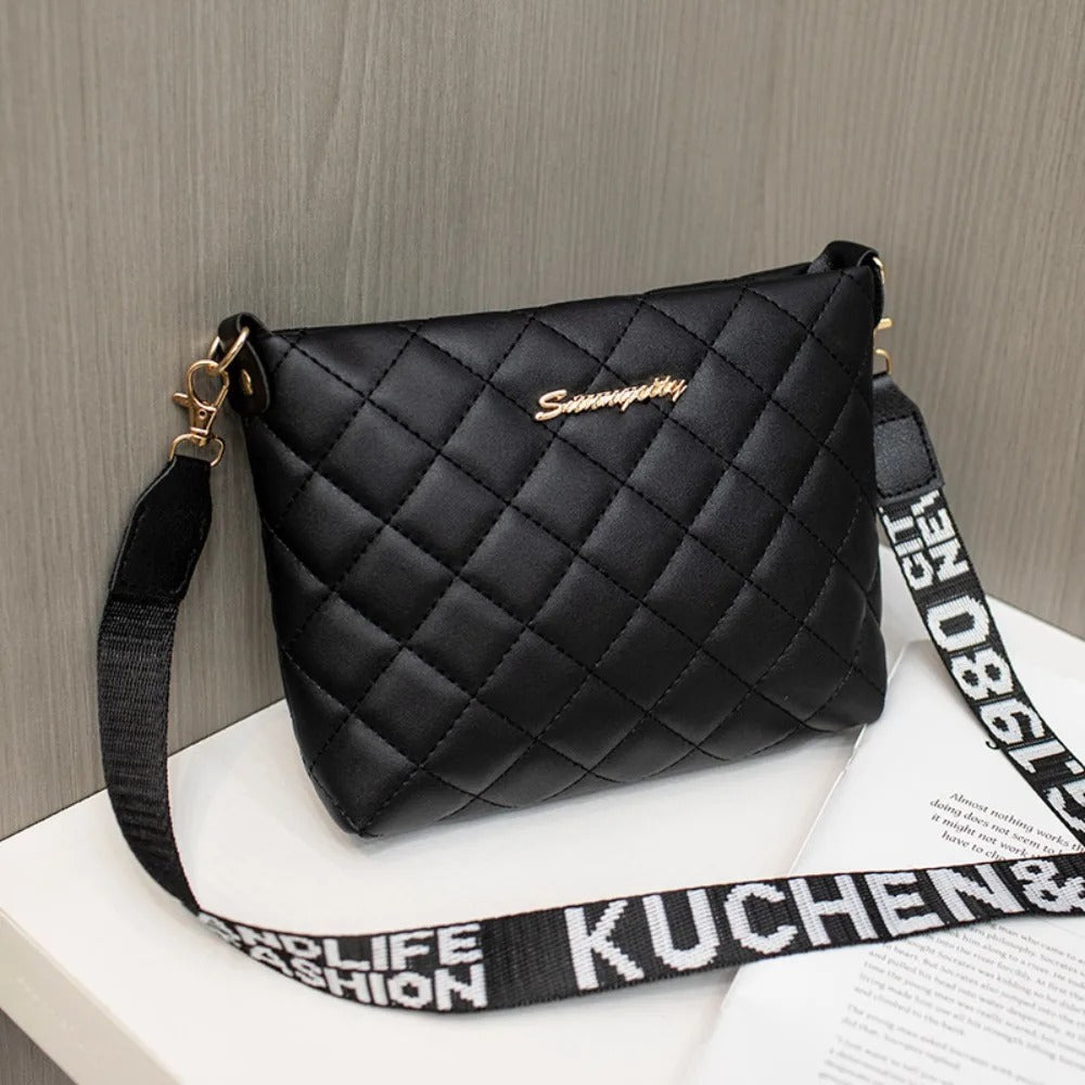 Bolsa Tiracolo Feminina de Couro com Acabamento Matelassado - Maria