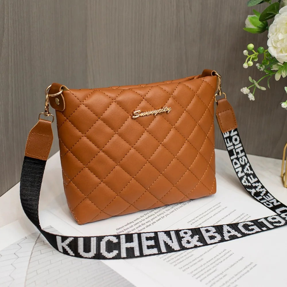 Bolsa Tiracolo Feminina de Couro com Acabamento Matelassado - Maria